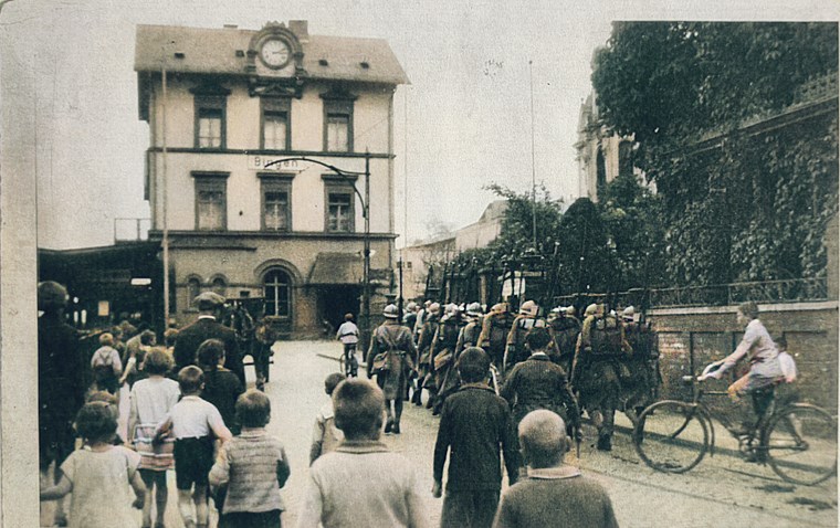 Am 30. Juni 1930 marschiert die französische Gendarmerie zum Binger Bahnhof.