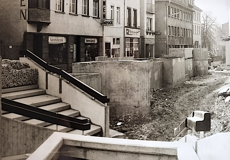 Auf dem Foto erkennt man die seitliche Stützmauer zur Basilikastraße hin, die höher sein musste als ursprünglich vorgesehen, da das Erdgeschoss des Baus letztendlich tiefer lag als ursprünglich geplant.