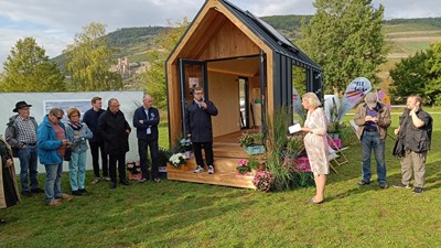 Bürgermeister Ulrich Mönch (Bildmitte) bei seiner Ansprache zur BUGA-Roadshow vor dem Tiny-Haus der Bundesgartenschaugesellschaft
