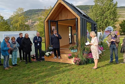 Bürgermeister Ulrich Mönch (Bildmitte) bei seiner Ansprache zur BUGA-Roadshow vor dem Tiny-Haus der Bundesgartenschaugesellschaft Bürgermeister Ulrich Mönch (Bildmitte) bei seiner Ansprache zur BUGA-Roadshow vor dem Tiny-Haus der Bundesgartenschaugesellschaft