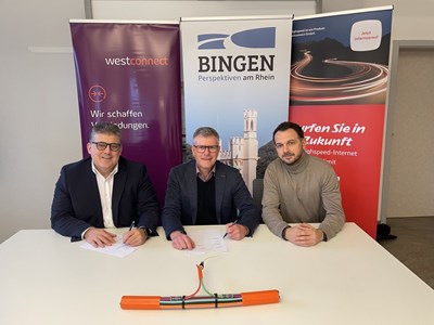 Ulrich Mönch (Bürgermeister Stadt Bingen), Stefan Engelberth (Westconnect) und Adrian Sobiech (Stabsstelle Digitalisierung, Stadt Bingen) unterzeichnen Koopera-tionsvereinbarung zum Ausbau eines Glasfasernetzes in Dietersheim und Gaulsheim.