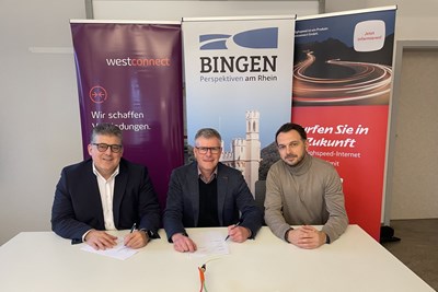 Ulrich Mönch (Bürgermeister Stadt Bingen), Stefan Engelberth (Westconnect) und Adrian Sobiech (Stabsstelle Digitalisierung, Stadt Bingen) unterzeichnen Koopera-tionsvereinbarung zum Ausbau eines Glasfasernetzes in Dietersheim und Gaulsheim. Ulrich Mönch (Bürgermeister Stadt Bingen), Stefan Engelberth (Westconnect) und Adrian Sobiech (Stabsstelle Digitalisierung, Stadt Bingen) unterzeichnen Koopera-tionsvereinbarung zum Ausbau eines Glasfasernetzes in Dietersheim und Gaulsheim.