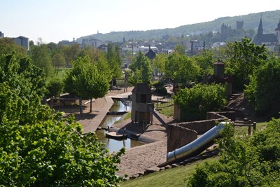 Der Wasserspielplatz im Park am Mäuseturm. Der Wasserspielplatz im Park am Mäuseturm.