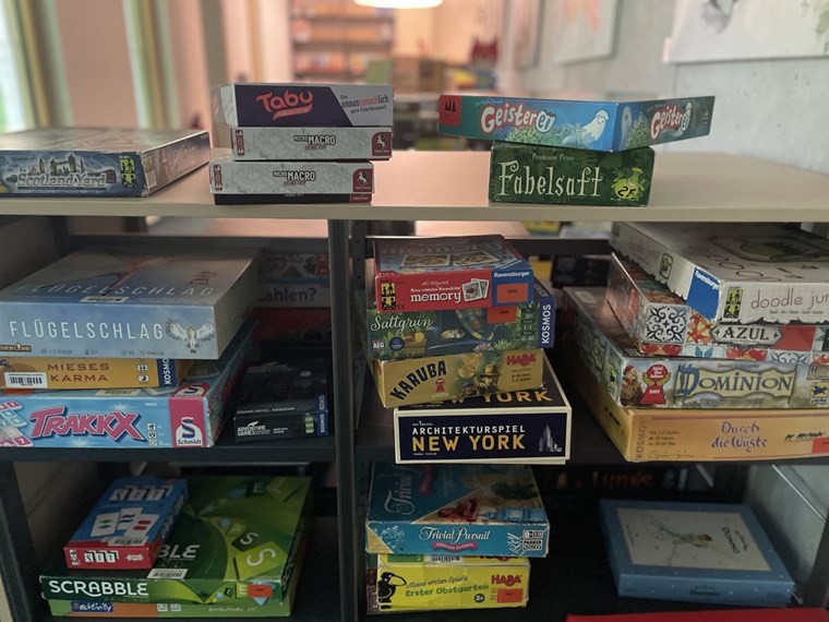 Wer spielen möchte, findet Brettspiele in der Kinderabteilung. Die Konsolenspiele werden in der Jugendabteilung gelagert. Wer spielen möchte, findet Brettspiele in der Kinderabteilung. Die Konsolenspiele werden in der Jugendabteilung gelagert.