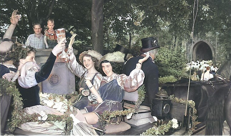 Prinzess Schwätzerchen mit ihren beiden Pagen mit Bacchus in der Pferdekutsche, im Hof von Burg Klopp, wahrscheinlich bei der Abfahrt zur Eröffnung des Winzerfestes in der Weinburg, 1955.