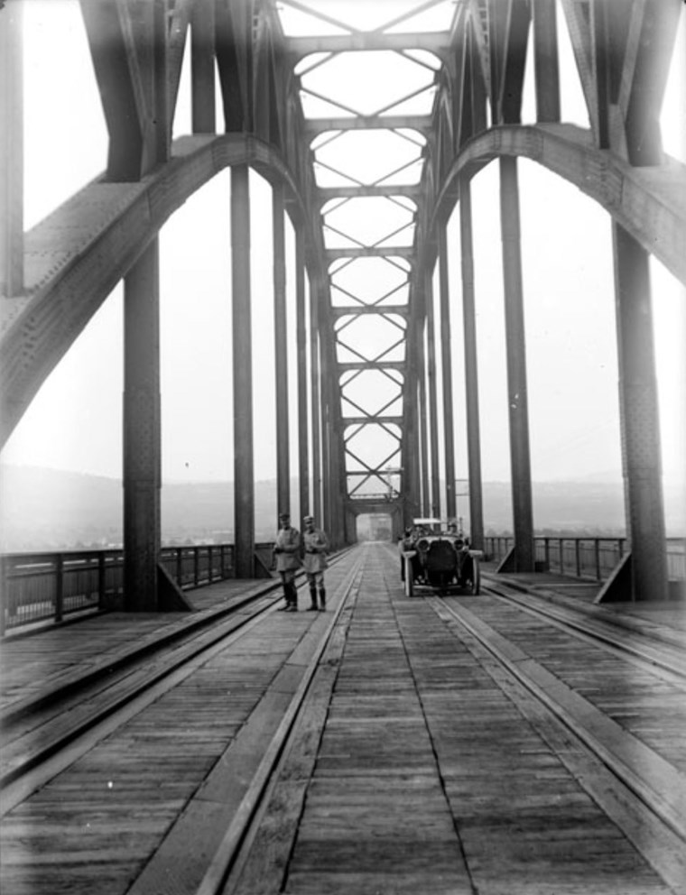 Eine ungewohnte Perspektive: Auf der Hindenburgbrücke