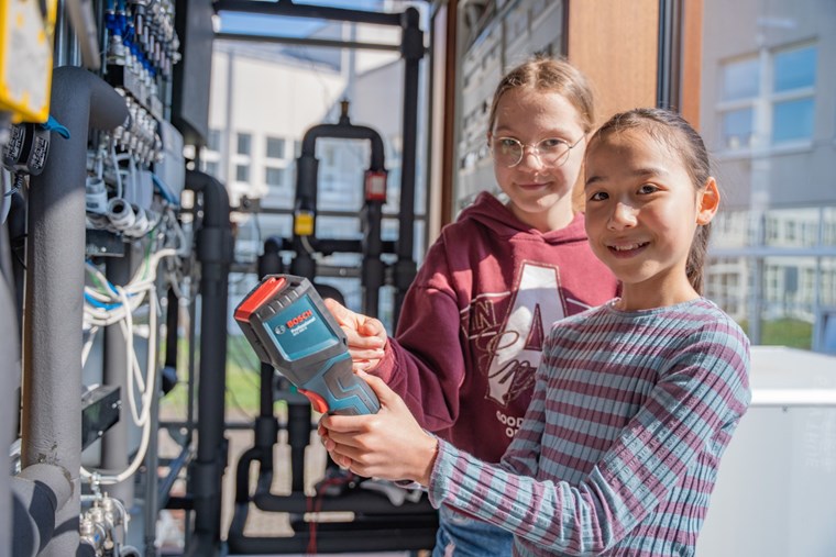 Im Tiny House führen die jungen Wissenschaftlerinnen Messungen durch.