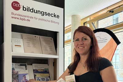 Im Erdgeschoss der Bücherei steht zum Projekt „Land.schafft.Demokratie“ eine Bildungsecke der Bundeszentrale für politischen Bildung bereit. Büchereileiterin Julia Löffler bestückt das Regal regelmäßig mit kostenlosem Infomaterial zur Demokratie. Im Erdgeschoss der Bücherei steht zum Projekt „Land.schafft.Demokratie“ eine Bildungsecke der Bundeszentrale für politischen Bildung bereit. Büchereileiterin Julia Löffler bestückt das Regal regelmäßig mit kostenlosem Infomaterial zur Demokratie.