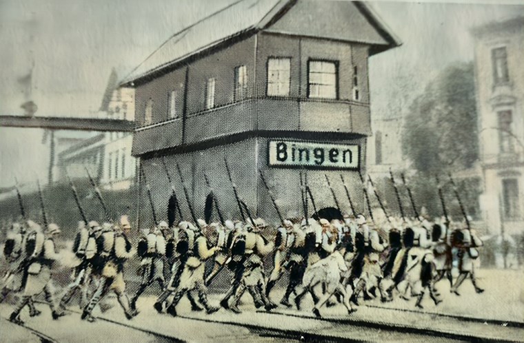 Das Foto soll abziehende französische Soldaten am 21. Mai 1930 darstellen beim Überqueren des Bahnübergangs an der Drususbrücke zum Bingerbrücker Bahnhof.
