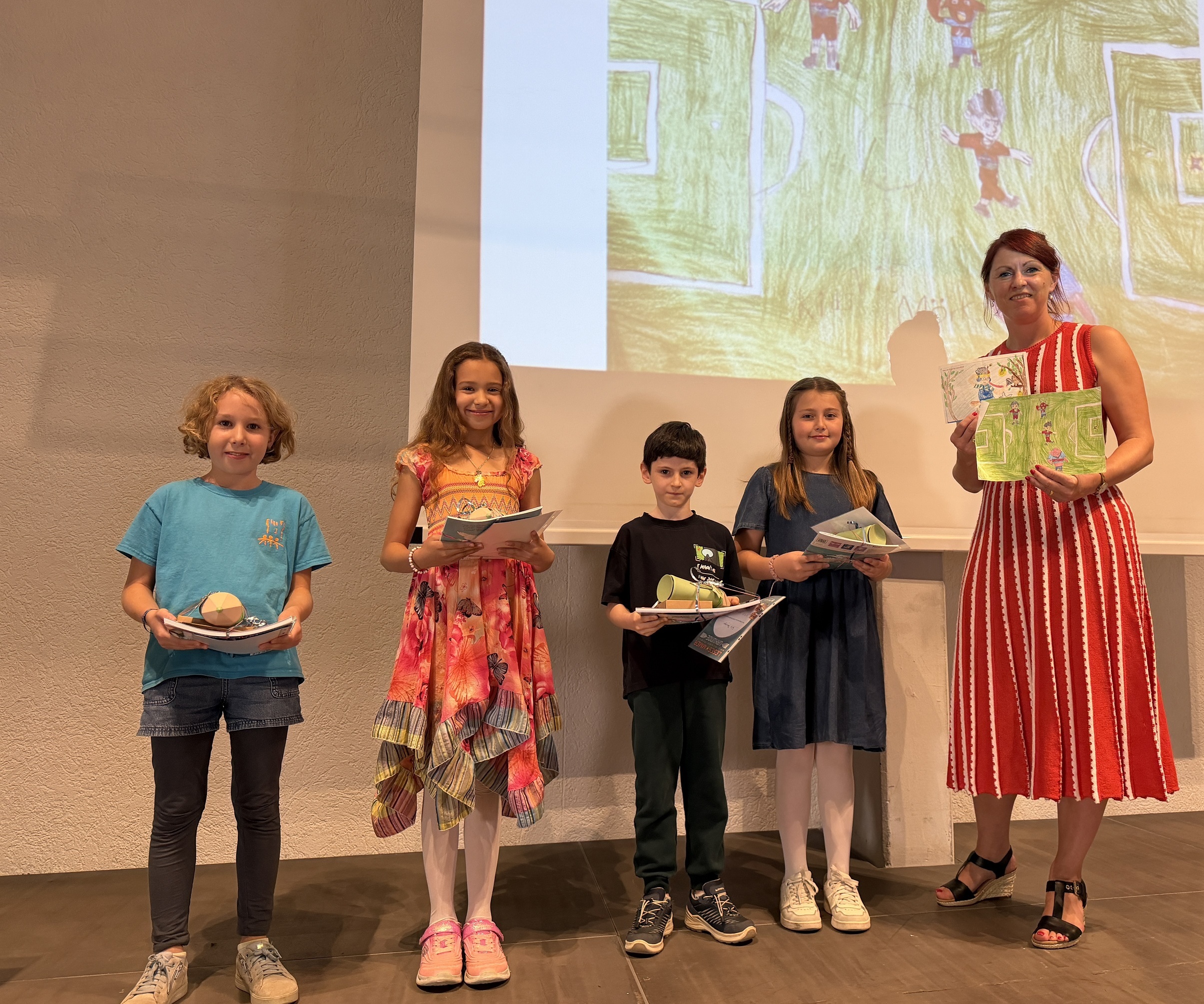 Büchereileiterin Julia Löffler mit den jungen Künstlerinnen und Künstlern.