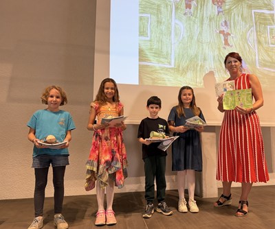 Büchereileiterin Julia Löffler mit den jungen Künstlerinnen und Künstlern.