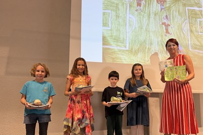 Büchereileiterin Julia Löffler mit den jungen Künstlerinnen und Künstlern. Büchereileiterin Julia Löffler mit den jungen Künstlerinnen und Künstlern.
