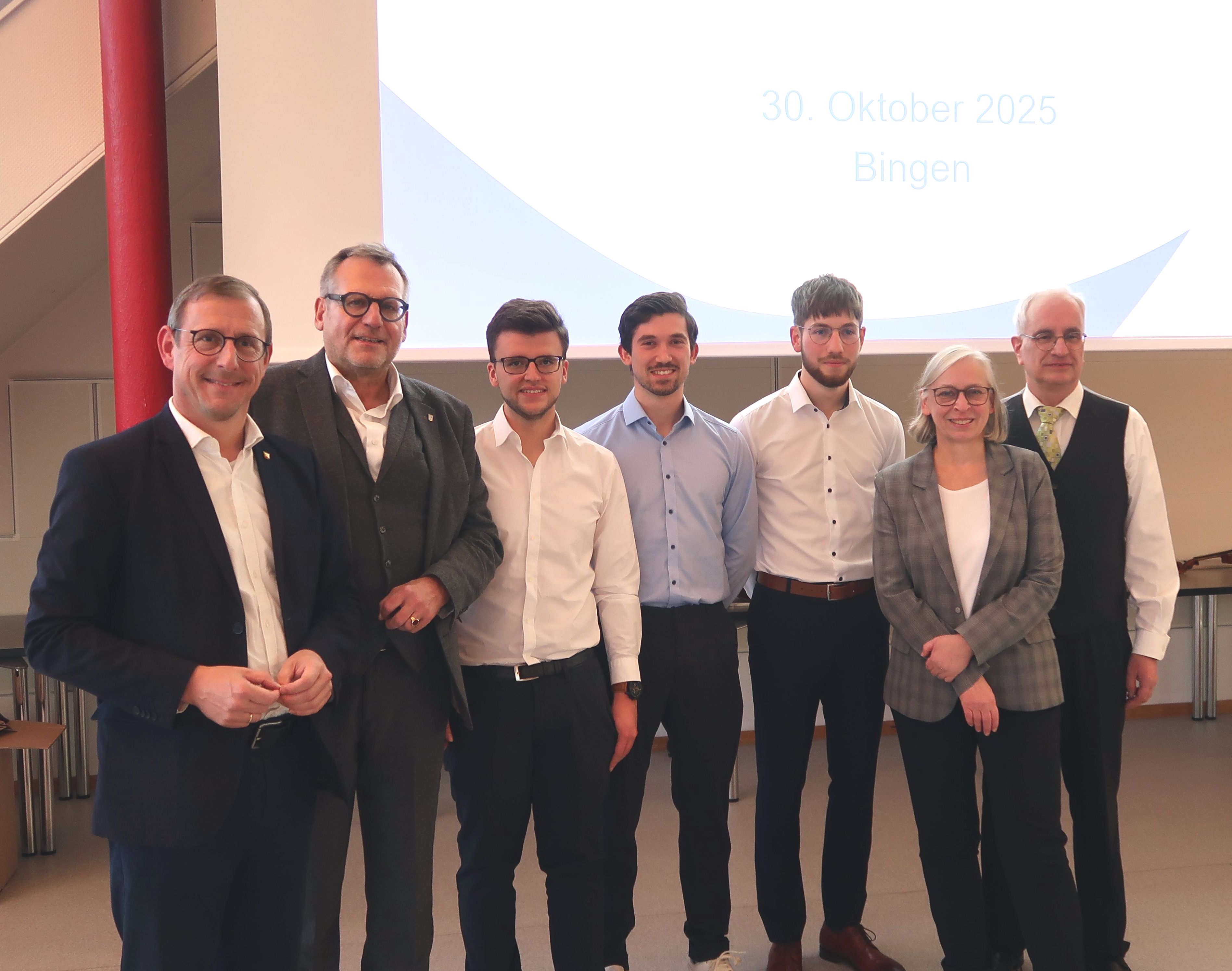 Landrat Thomas Barth, OB Thomas Feser, Tiago Pinto Ferreira (FB1), Justin Seckler (FB2), Josua-Daniel Schweizer (Trossenpreis), TH-Präsidentin Prof. Dr. Antje Krau-se und Rainer Meissner, Vorstandsvorsitzender der GdF. Es fehlt Marvin Hattemer.