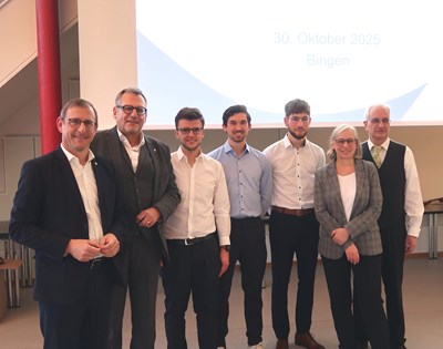 Landrat Thomas Barth, OB Thomas Feser, Tiago Pinto Ferreira (FB1), Justin Seckler (FB2), Josua-Daniel Schweizer (Trossenpreis), TH-Präsidentin Prof. Dr. Antje Krau-se und Rainer Meissner, Vorstandsvorsitzender der GdF. Es fehlt Marvin Hattemer.