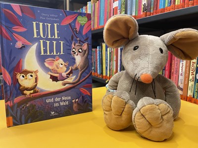 Bini-Maus freut sich auf die nächste Vorlesestunde.