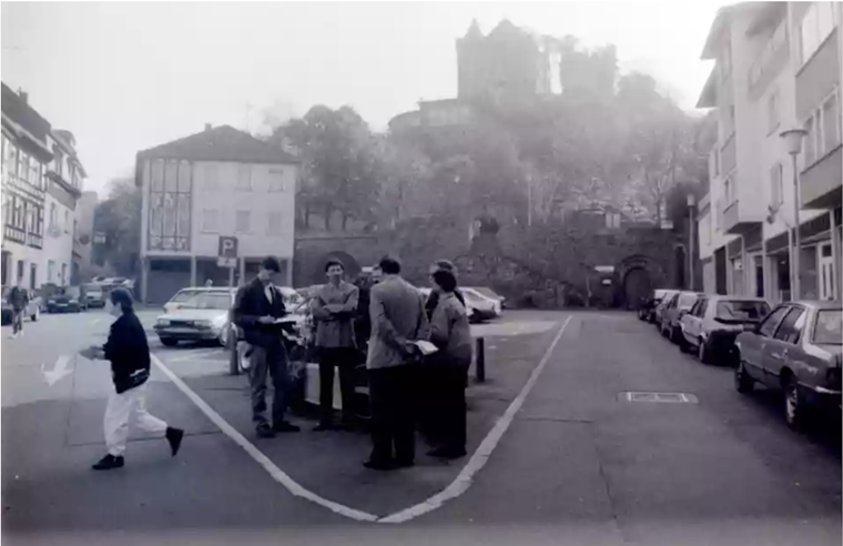Auch 1980 war der Bürgermeister-Neff-Platz schon ein Treffpunkt. Er war aber auch noch ein Parkplatz.