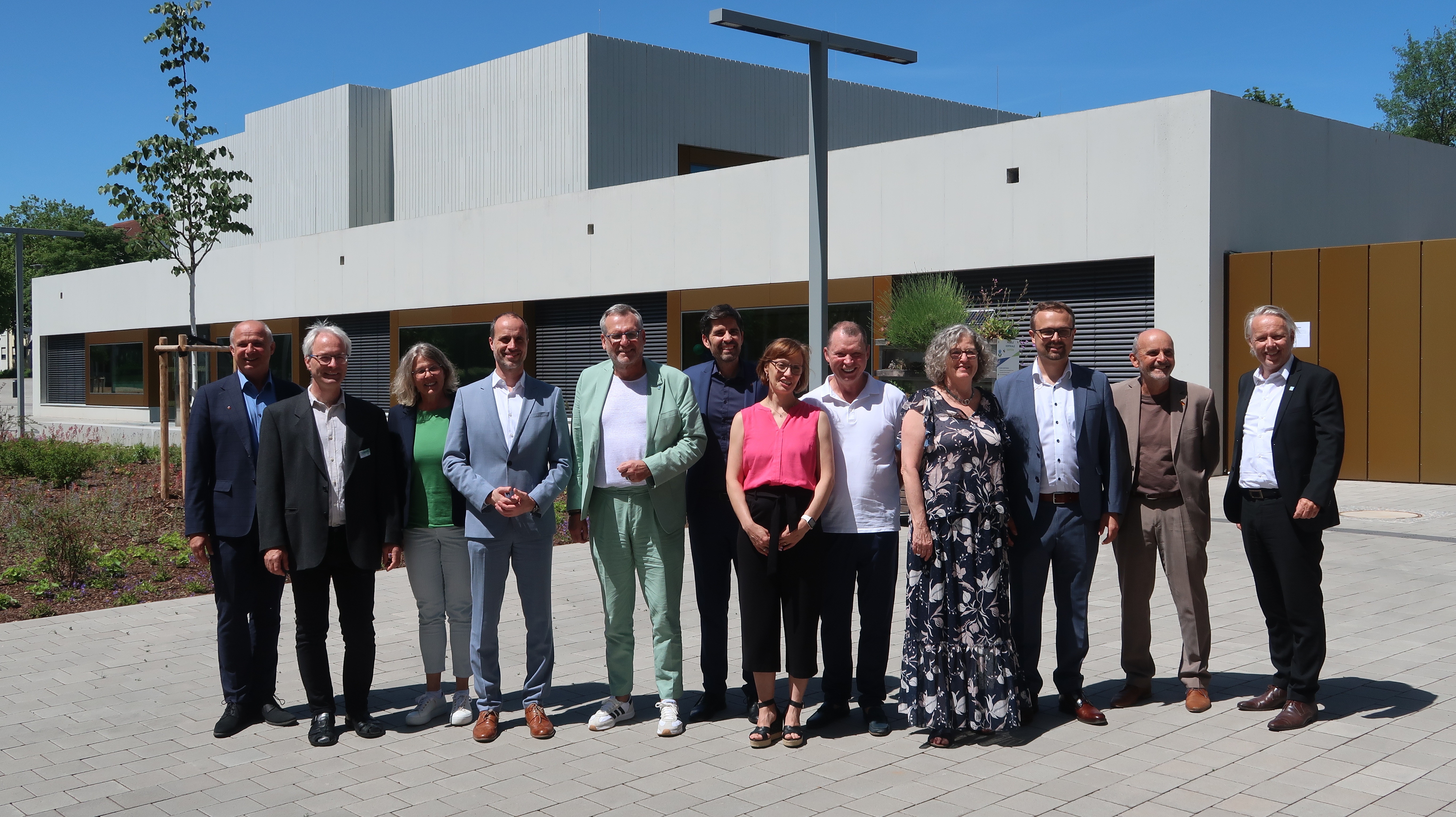 v. l. n. r. Michael König MdL, Prof. Dr. Urban Weber, Prof. Dr. Iris Groß, Minister Clemens Hoch, OB Thomas Feser, Minister Sven Teuber, Britta Töp-fer, Michael Hüttner MdL, Andrea Scholler, Benedikt Blanz, Prof. Dr. Klaus Becker, Guido Brennert