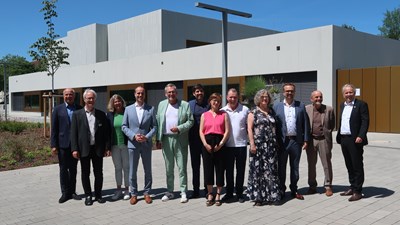 v. l. n. r. Michael König MdL, Prof. Dr. Urban Weber, Prof. Dr. Iris Groß, Minister Clemens Hoch, OB Thomas Feser, Minister Sven Teuber, Britta Töp-fer, Michael Hüttner MdL, Andrea Scholler, Benedikt Blanz, Prof. Dr. Klaus Becker, Guido Brennert