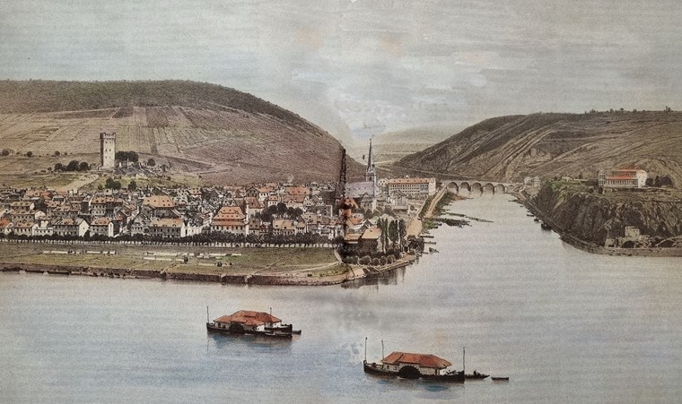 Der Stich ist vor 1856 entstanden und zeigt den Blick auf die Stadt Bingen ohne Eisenbahnbrücke und vor der Aufschüttung des Rheinufers. Auch die Tabakfabrik Gräff am Naheufer ist unübersehbar.