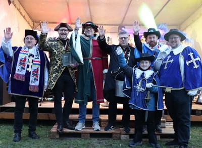 Trotz der „Anklage“ und dem anschließenden „Schuldspruch“ – die Binger Stadtspitze (Oberbürgermeister Thomas Feser (Mitte), Bürgermeister Ulrich Mönch (4. v. li.) und Beigeordneter Sebastian Hamann (2. v.li.) nimmt es gelassen.