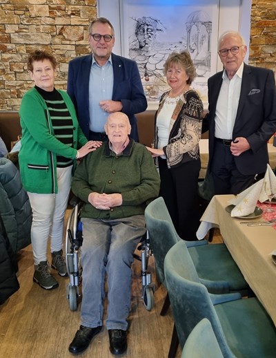 Der Binger Oberbürgermeister Thomas Feser gehörte zu den zahlreichen Gratulanten von Herbert Sinz.