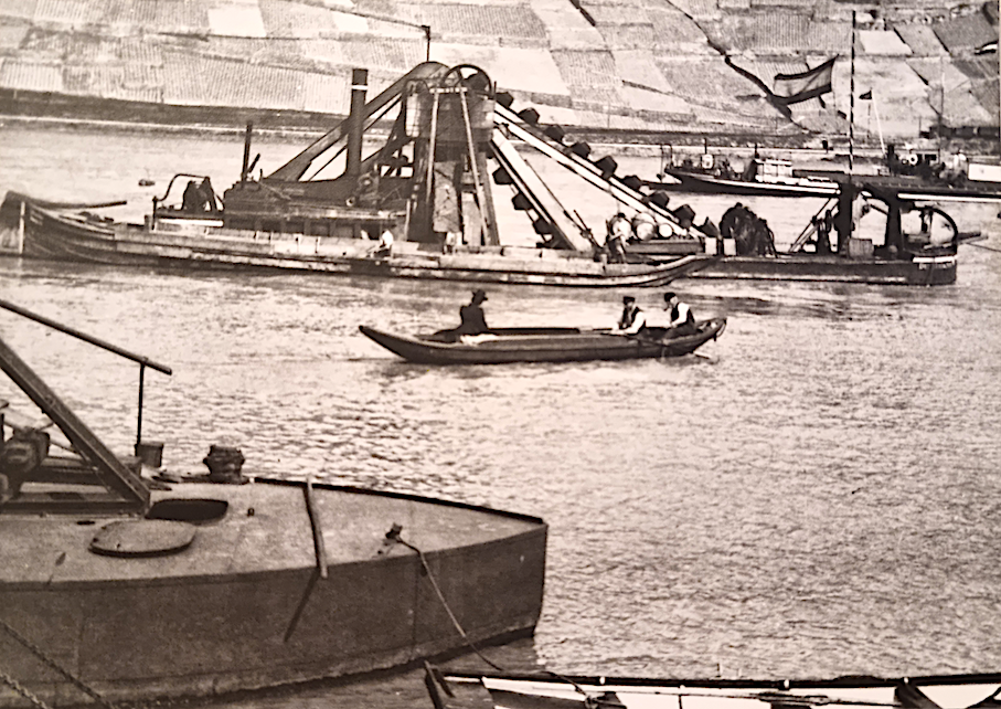 Ein gewohnter Anblick in Bingen: Baggerschiffe auf dem Rhein