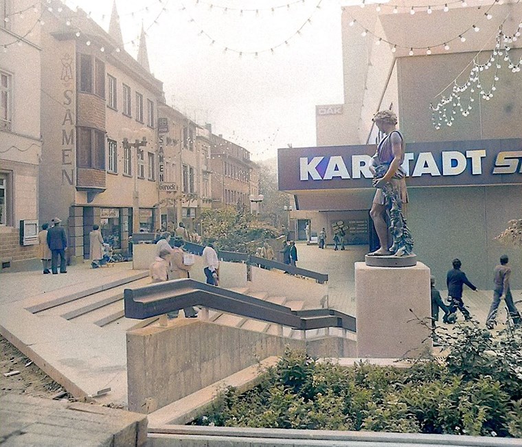 : Unser Foto mit dem neuen Karstadt-Kaufhaus stammt aus der Zeit des Volksentscheids und wurde im Herbst 1976 aufgenommen.