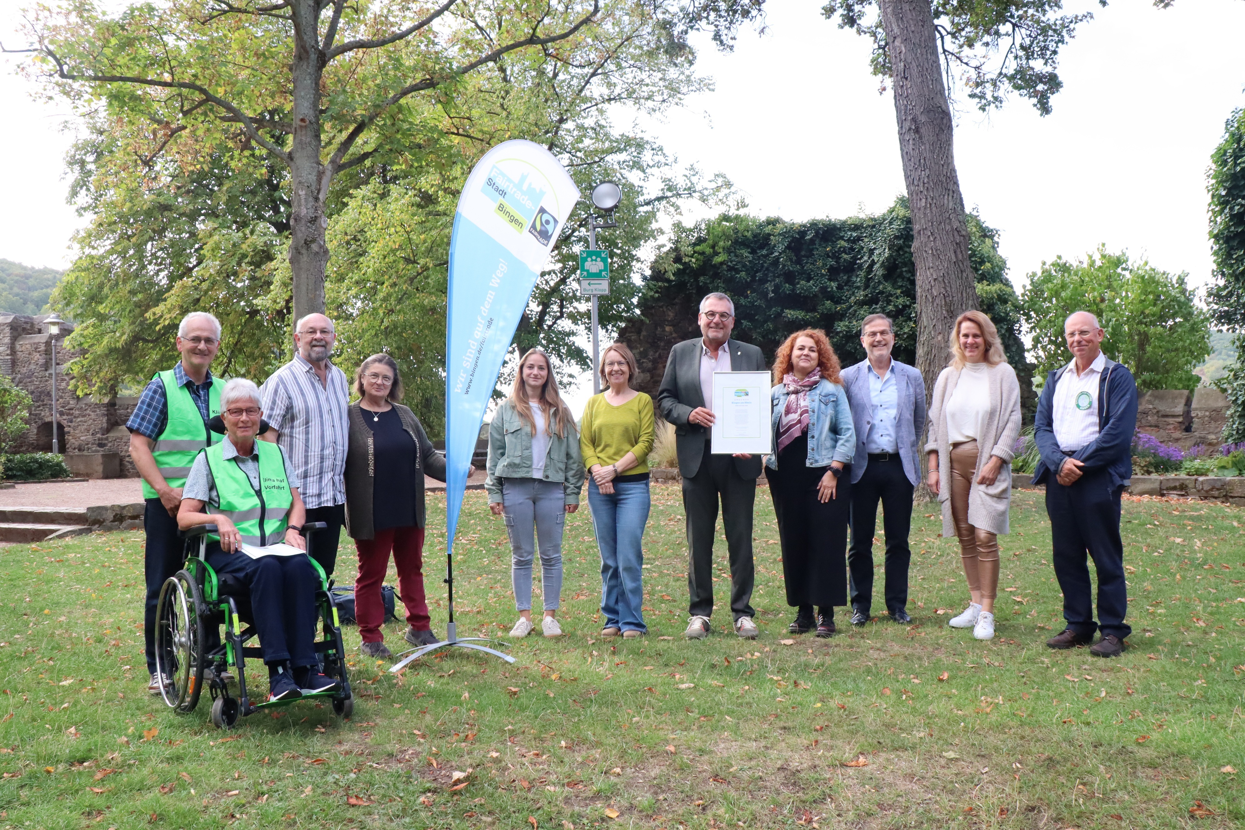 Oberbürgermeister Thomas Feser (5. v. r.) freut sich mit der Fairtrade-Steuerungsgruppe über die erneute Auszeichnung Bingens als Fairtrade-Stadt