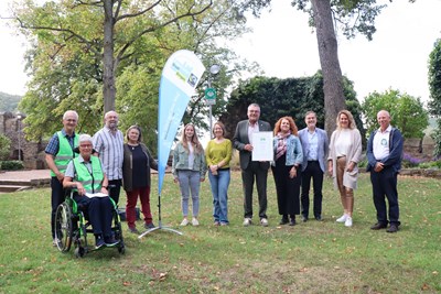 Oberbürgermeister Thomas Feser (5. v. r.) freut sich mit der Fairtrade-Steuerungsgruppe über die erneute Auszeichnung Bingens als Fairtrade-Stadt