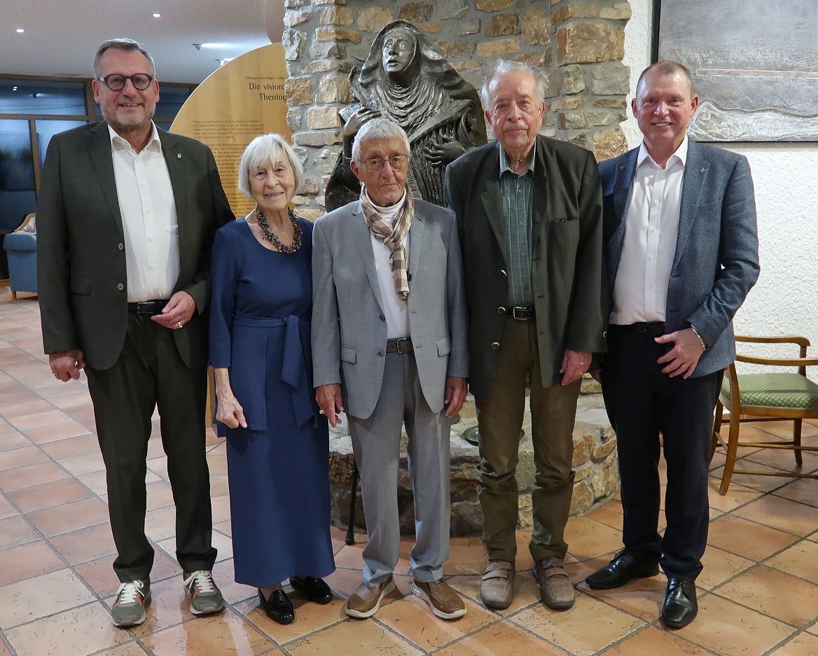 Gratulieren Ehrenbürger Seppel Götze (Mitte) zum 95. Geburtstag: Oberbürgermeister Thomas Feser, Ehrenbürgerin Brigitte Giesbert, Oberbürgermeister a. D. Erich Naujack und Michael Hüttner, MdL.