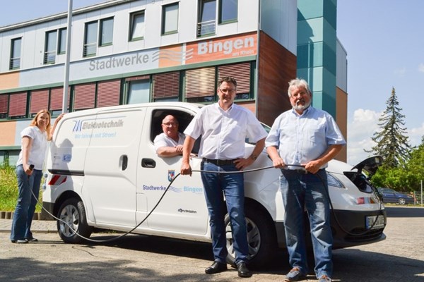 Einweihung des neuen Elektro-Kastenwagens