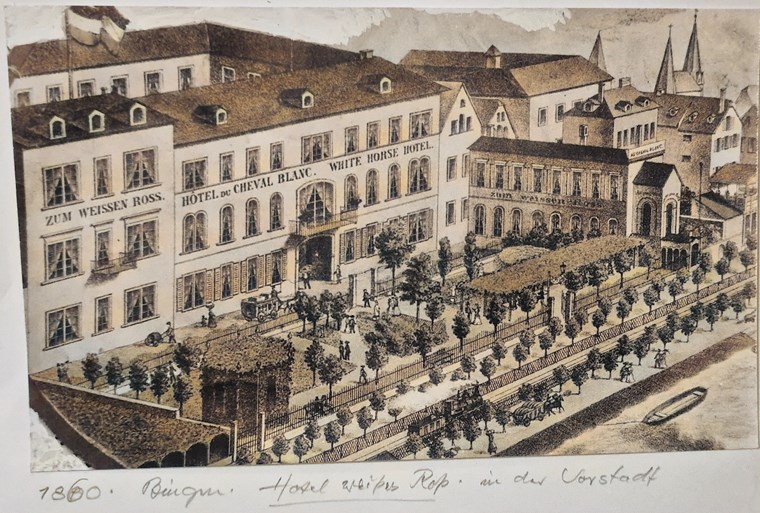 Hotel „Weißes Roß“, Vorstadt 40-42. Zur Zeit des Besuchs von Wagner lag das Hotel noch direkt am Rhein. Die Uferaufschüttungen für die Hindenburganlage erfolgten erst später.