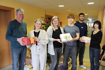 Die LÖWEN-Azubis übergaben die Geschenke an die Verantwortlichen der Kinder- und Jugendhilfe St. Hildegard in Bingen, Joachim Cohausz (Bereichsleiter, l.) und Natalie Borchert (Teamleitung, 3. v. l.).
