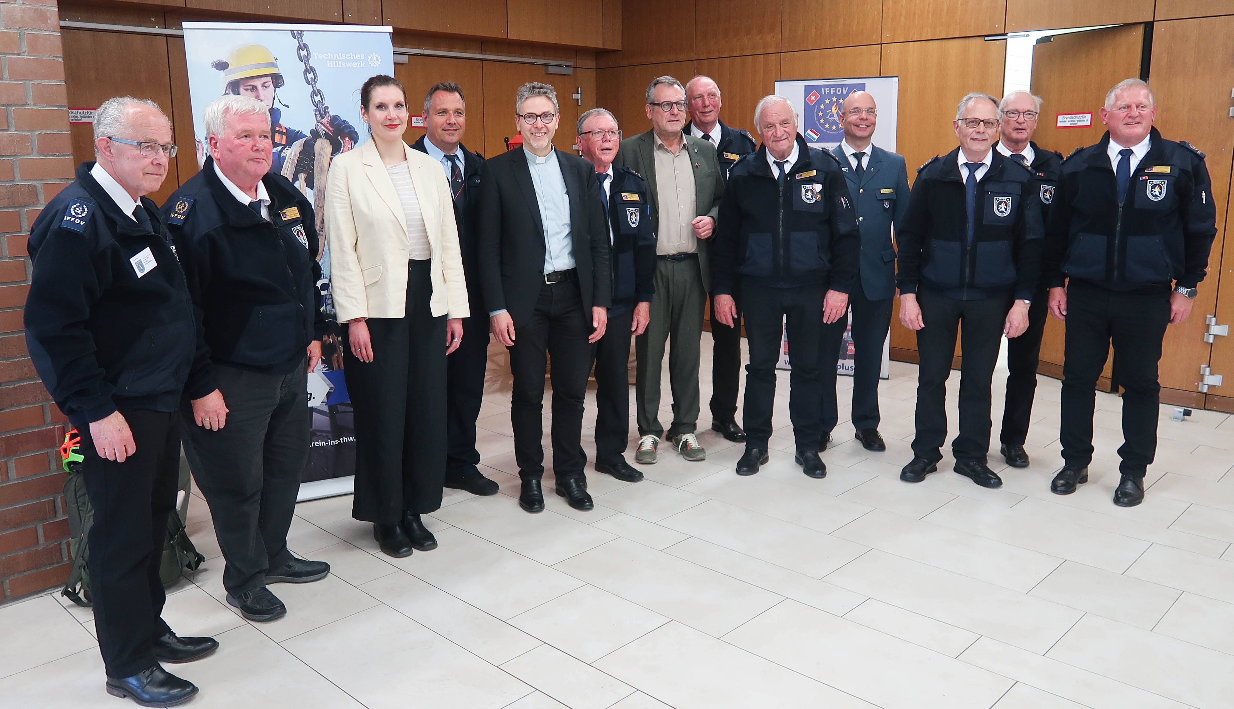 Oberbürgermeister Thomas Feser (7. v. re)., Peter Krick (Erster Vorsitzender IFFOV, 5. v. re), die Binger Geistlichkeit Pfarrer Markus Lerchl und Pfarrerin Svenja Prust sowie weitere Mitglieder des IFFOV in der Kempter Dreikönigshalle.