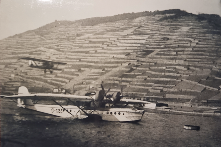 Ein Flugboot mit einem Doppeldecker