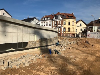 Guter Baufortschritt an der Bingerbrücker „Darmverschlingung“. Die bis zu 3,50 Meter hohe Stützwand wird mit Natursteinen verkleidet.