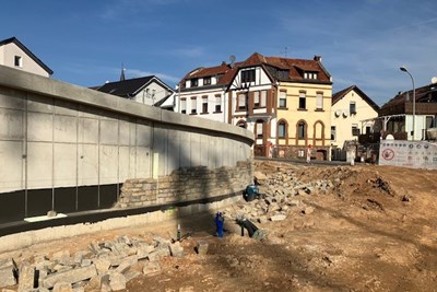 Guter Baufortschritt an der Bingerbrücker „Darmverschlingung“. Die bis zu 3,50 Meter hohe Stützwand wird mit Natursteinen verkleidet. Guter Baufortschritt an der Bingerbrücker „Darmverschlingung“. Die bis zu 3,50 Meter hohe Stützwand wird mit Natursteinen verkleidet.