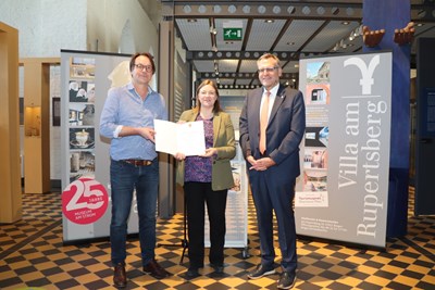 Freude über die Auszeichnung des Museums am Strom (v. li.): Museumsleiter Dr. Matthias Schmandt, Ministerin Katharina Binz und Oberbürgermeister Thomas Feser.