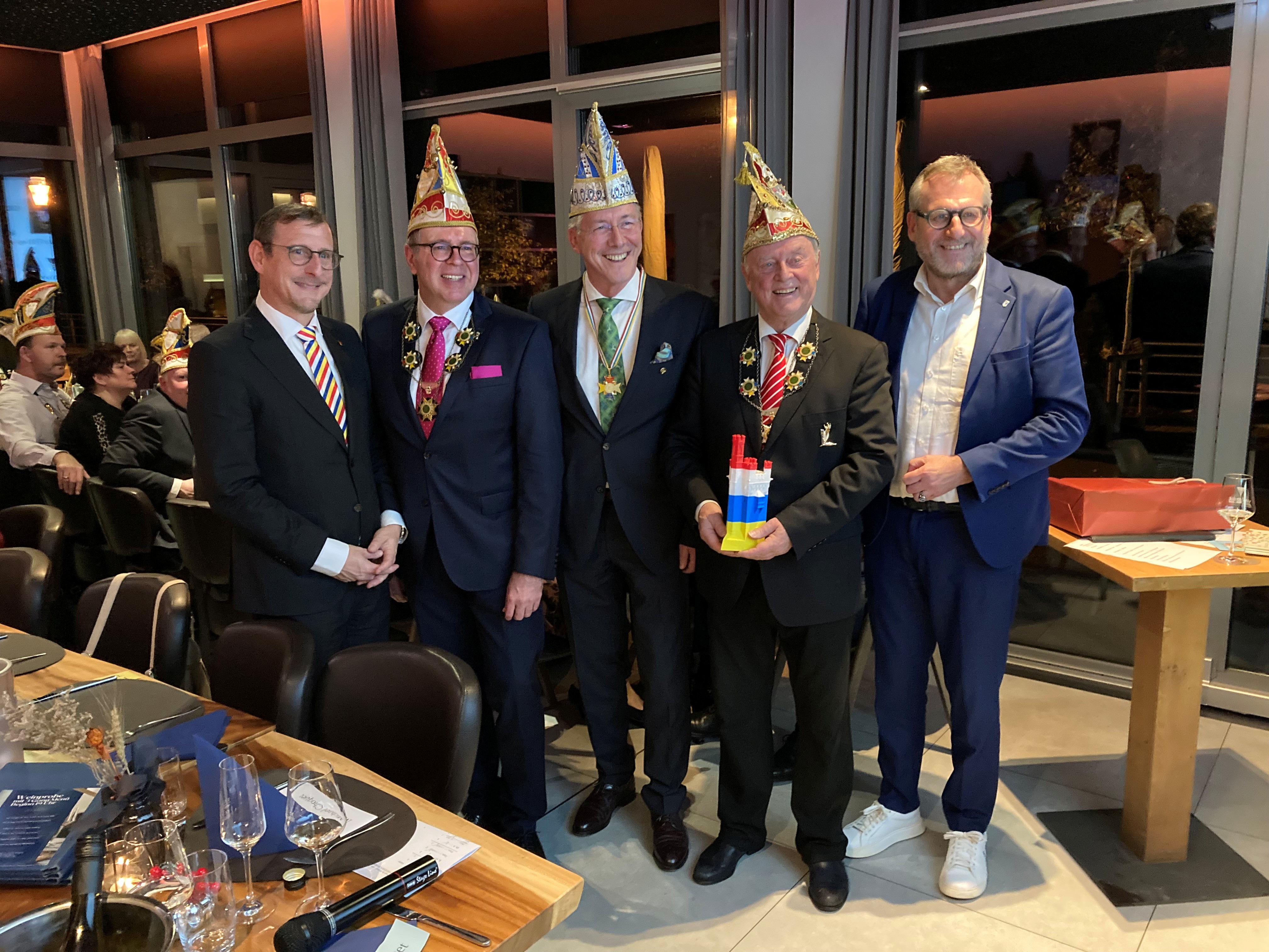 Oberbürgermeister Thomas Feser gratulierte Thomas Thelen zur Auszeichnung mit dem BKV-Orden „Pour le Plaisir“.