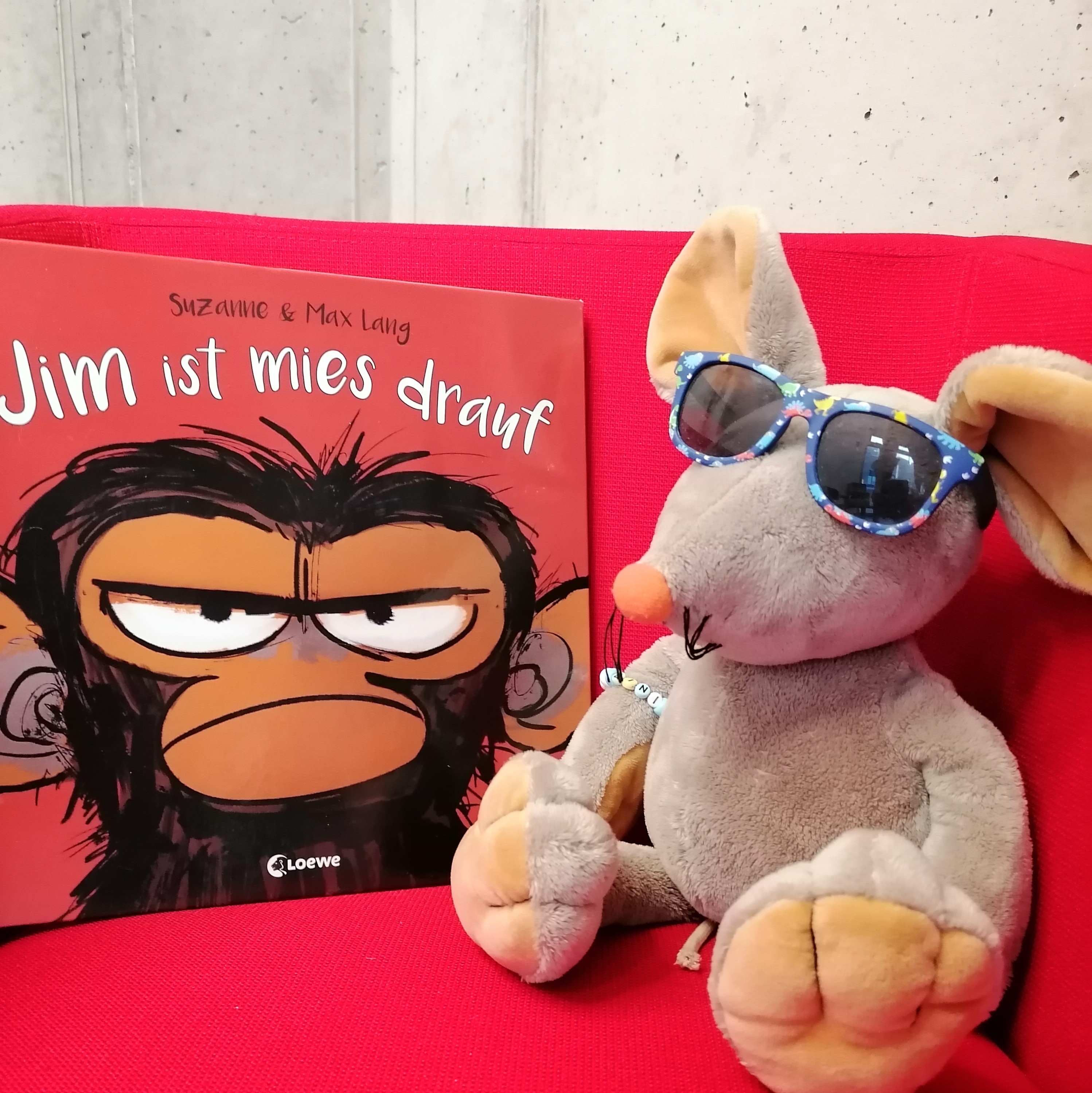 Bini-Maus freut sich auf die nächste Vorlesestunde.