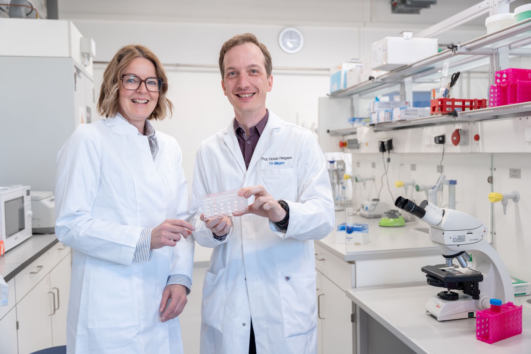 Prof. Dr. Kerstin Troidl und Prof. Dr. Florian Heigwer im Labor