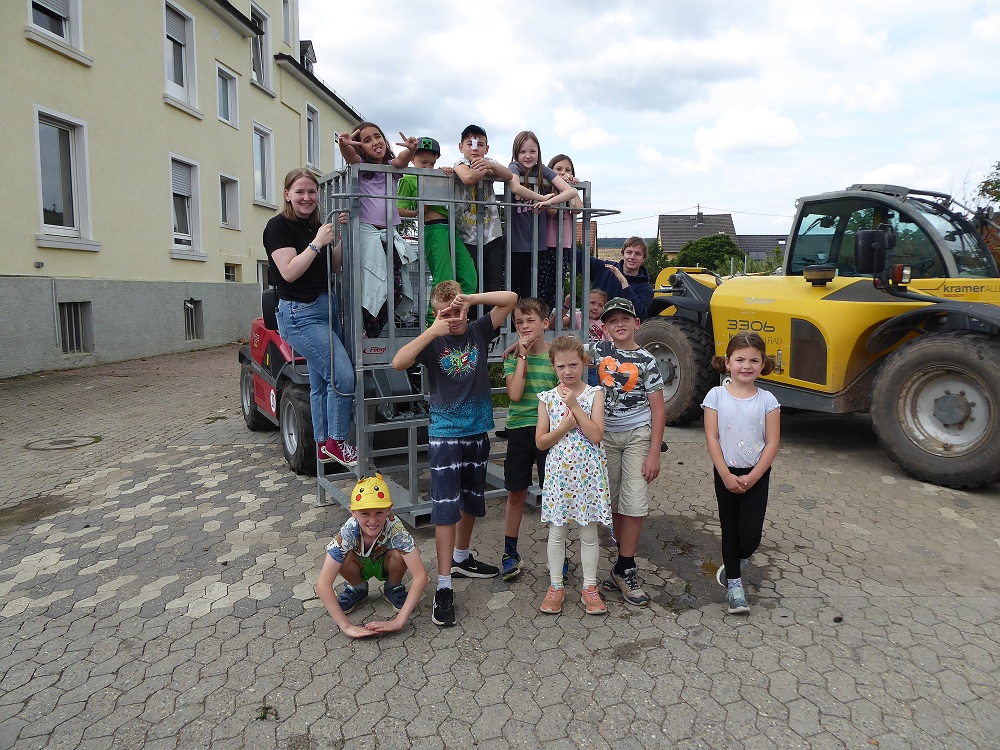 Die Kinder der Ferienbetreuung erlebten spannende Stunden beim Servicebetrieb.