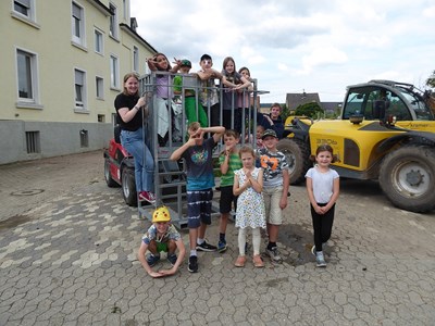 Die Kinder der Ferienbetreuung erlebten spannende Stunden beim Servicebetrieb.