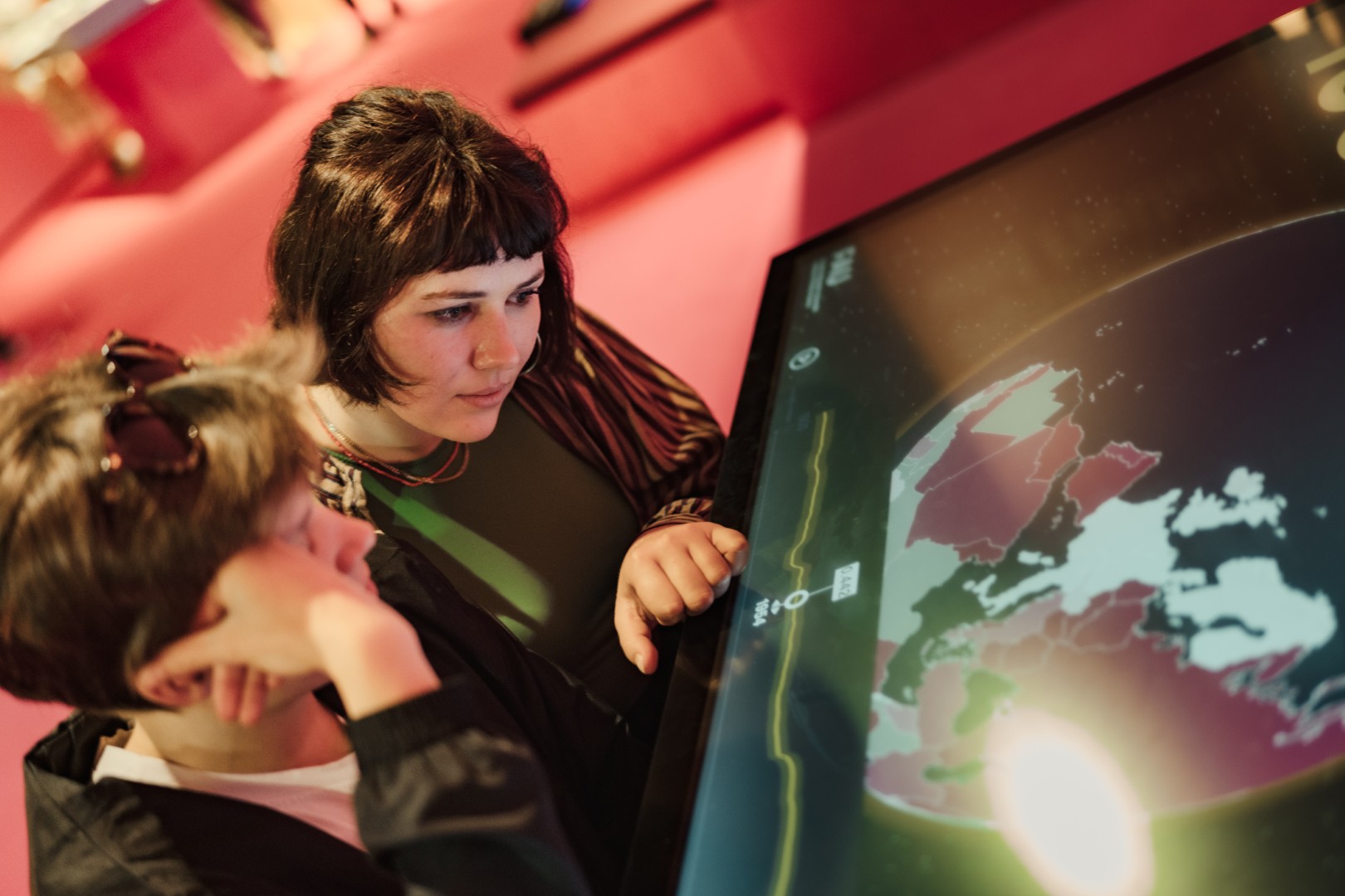 An rund 30 interaktiven Exponaten können Besuchende selbst aktiv werden und Fragen zur Energieversorgung der Zukunft nachgehen.