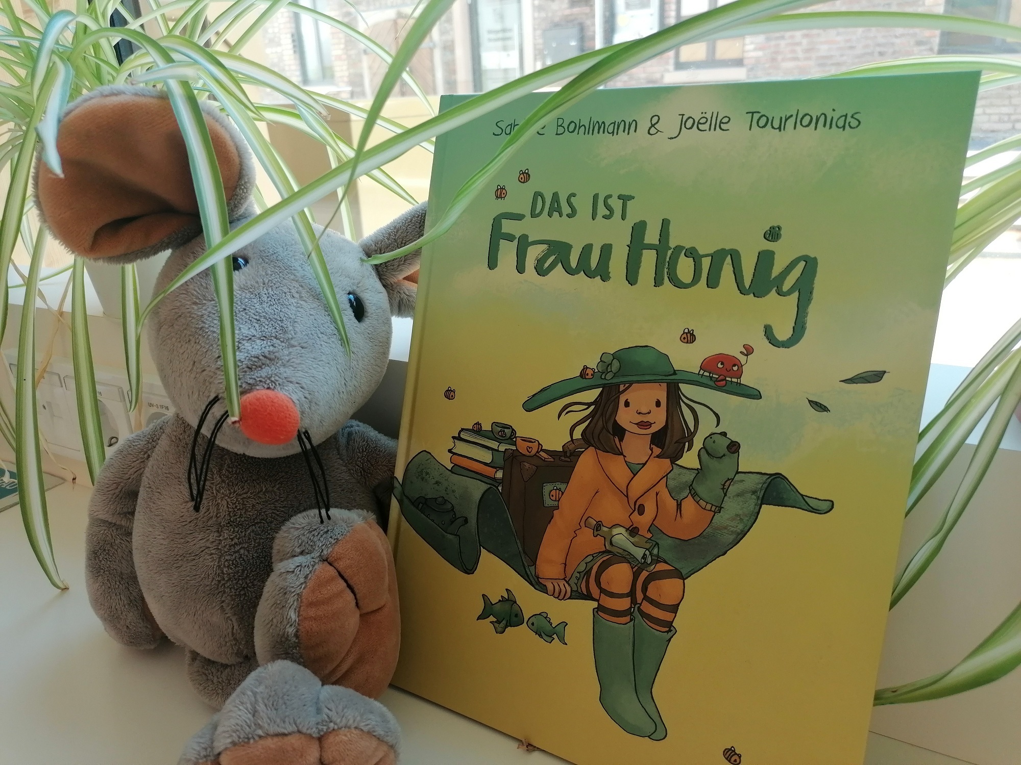 Bini-Maus freut sich auf die nächste Vorlesestunde.