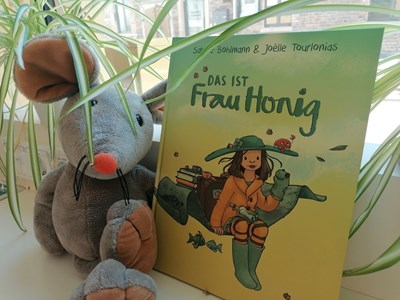 Bini-Maus freut sich auf die nächste Vorlesestunde.