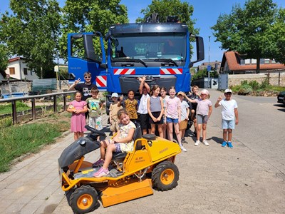 Viel Spaß gab es auch bei der Erkundung des Fuhrparks.