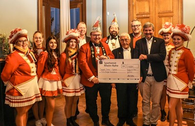 Im Beisein von Oberbürgermeister Thomas Feser (4. v. r.) und umrahmt von der Nachwuchsgarde übergab Ehrenbürger Seppel Götze (5. v. r.) den großzügigen Spendenscheck.