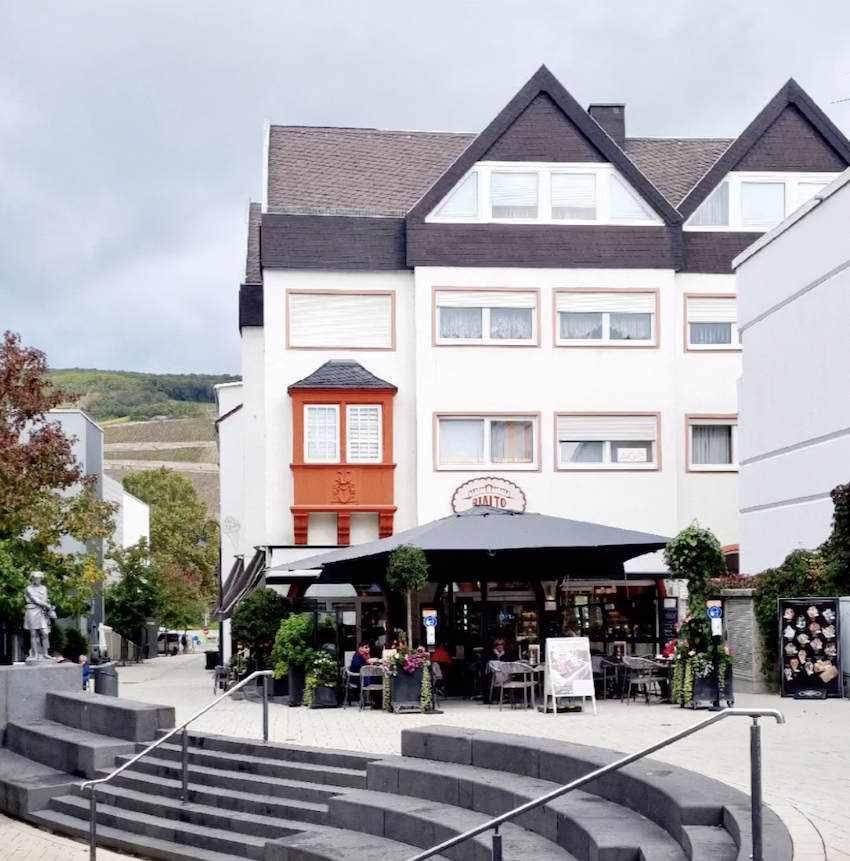 Ein modernes Haus mit historischem Erker