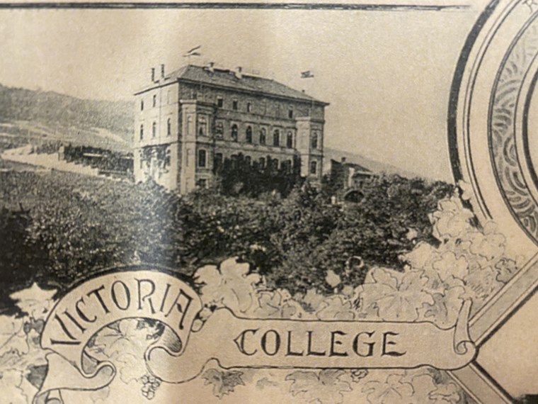 Ausschnitt aus einer Postkarte mit dem Victoria College, um 1900
